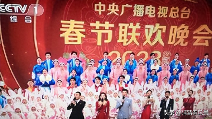 中央电视台春节联欢晚会是从哪一年开始现场直播的，2921年春晚直播